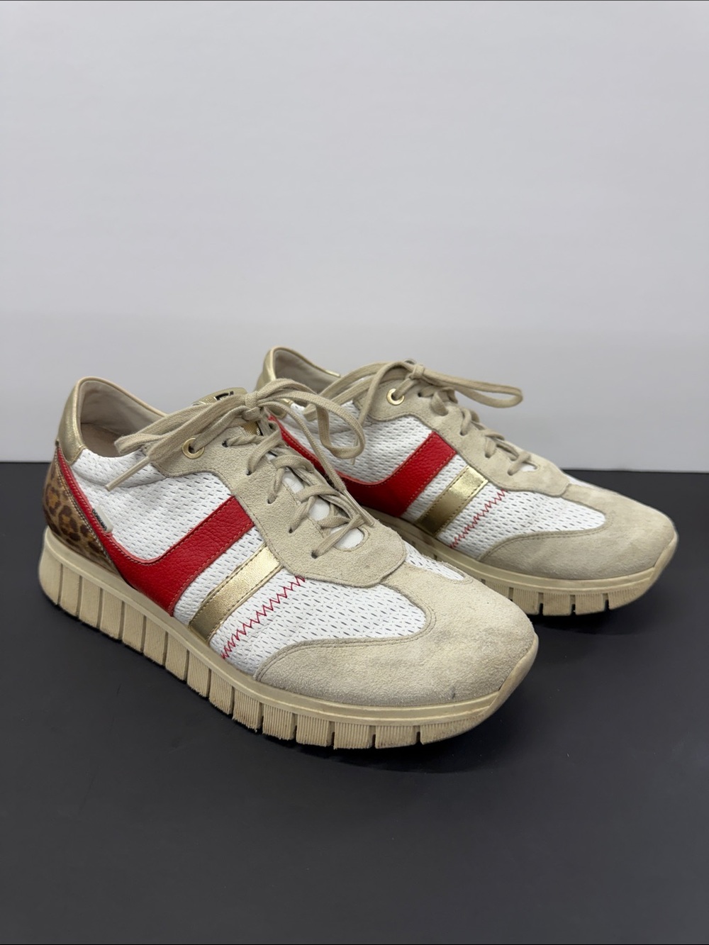 Dorking Kloss Beige & Red Casual Women's Sneakers with Gold Trim